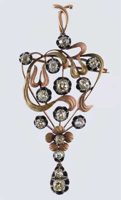 Брошь из желтого, розового и белого золота (по клейму 500), общим весом 15,37 грамма, содержит природные вставки из бриллиантов